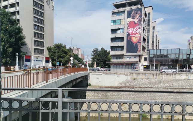 pogled na kancelariju sa druge strane mosta na Veternici